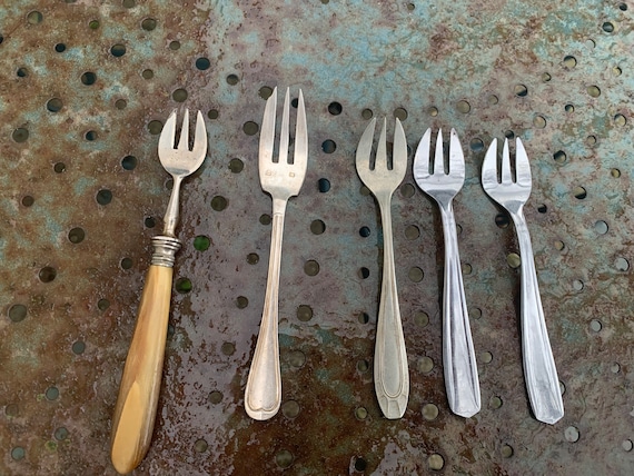 Set of 6 small mismatched forks in silver metal, or old stainless steel,