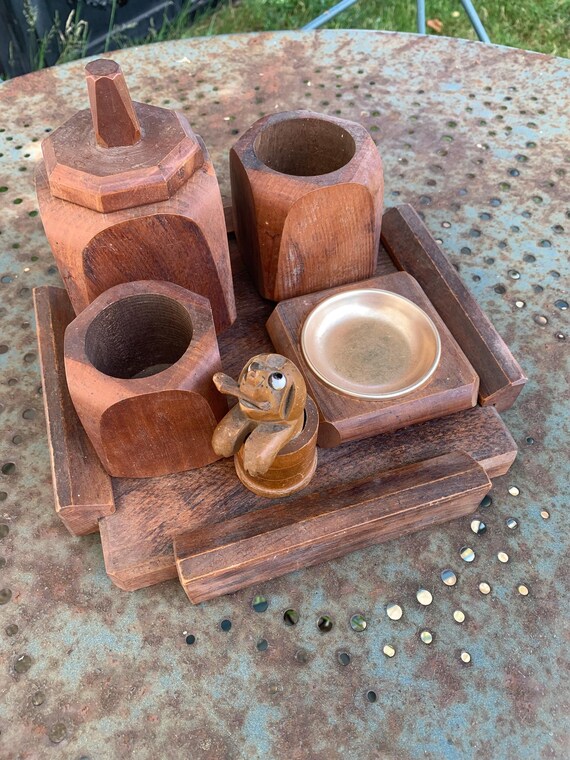 Wooden service for smoker, Art Deco, composed of 6 pieces, tray, 3 pots, an ashtray and a dog lighter, in carved wood, old and collector