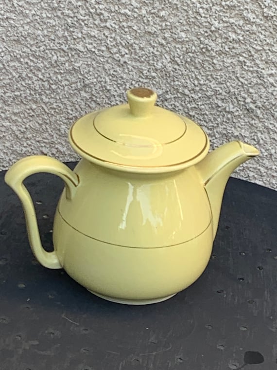 Teapot or coffee maker in yellow earthenware and gold edging, vintage 1950