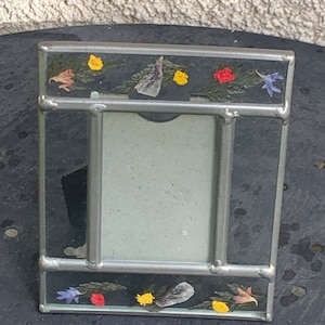 Cadre pour photographie, verre et étain, montage vitrail avec des fleurs séchées a l intérieur vintage