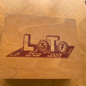 Charmant jeu de LOTO dans sa boite d'origine en bois vintage, jetons et de nombreuses cartes carton