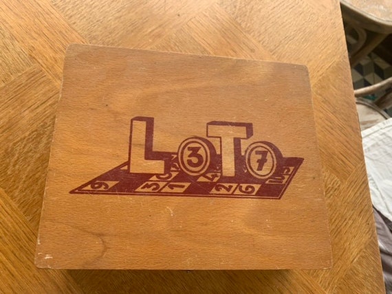 Charming LOTO game in its original vintage wooden box, tokens and many cardboard cards, blue, red, yellow and green, plastic tokens