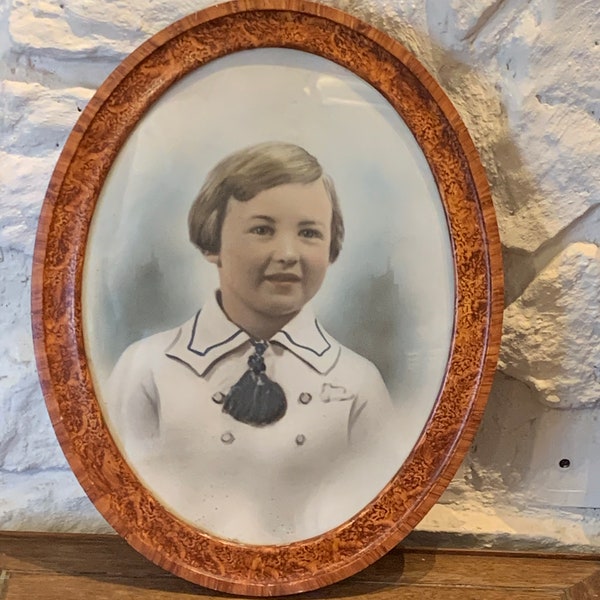 Photographie portrait d'un enfant, ancien, art deco, en couleur encadré dans un cadre en bois ovale