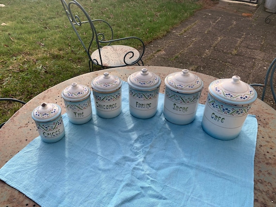 Complete series of 6 spice pots in enameled iron painted with a stencil, cornflower motifs, belle epoque, very old, rare and collector's