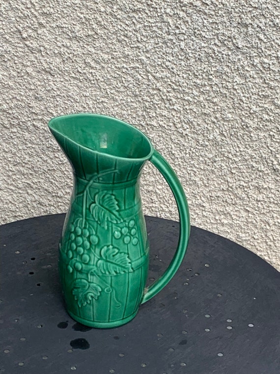 Jug in green enamelled ceramic barbotine, grape pattern, made in France, SARREGUEMINES, old