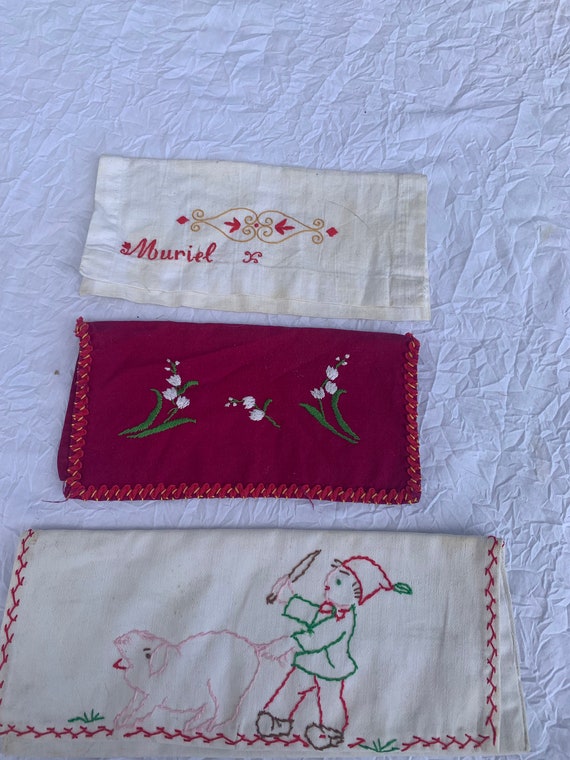 Set of 3 towel holders, old and embroidered, white or red,