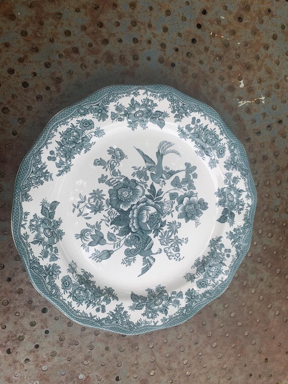 Magnificent pie dish, Asiatic pheasants, by Enoch Wedgwood, decorated with birds and blue Asian flowers, collector's and vintage