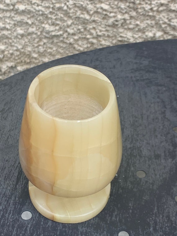 Mini Vase in onyx, egg cup shape beige and green vein vintage 1970