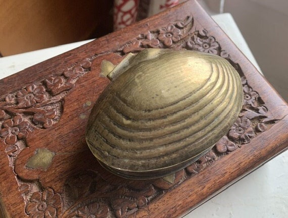 Jewelry box in gilded brass, in the shape of a vintage shell, 1960/70