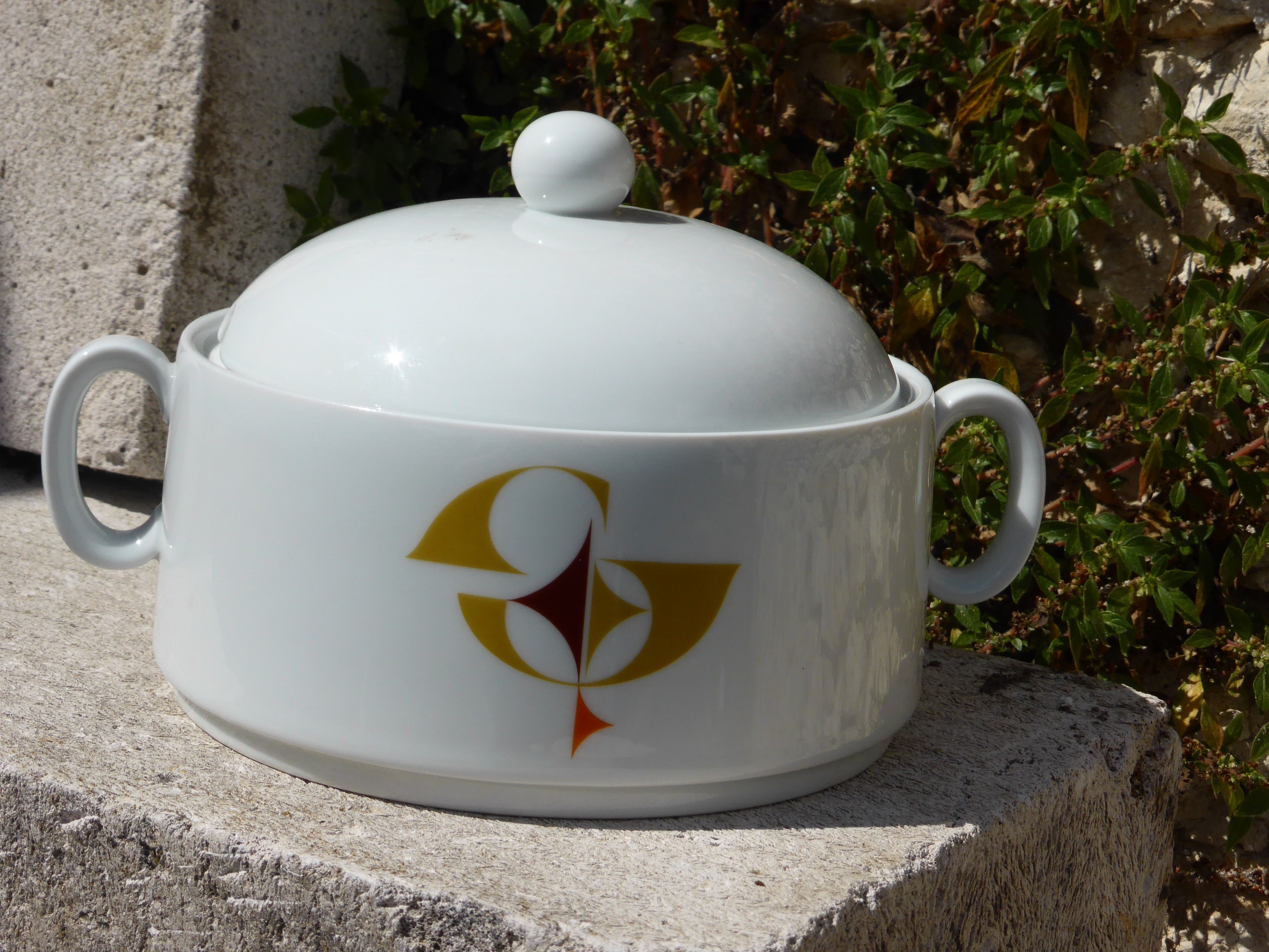 soupiere en porcelaine blanche, schirnding bavaria, motif geometrique design et vintage 1970