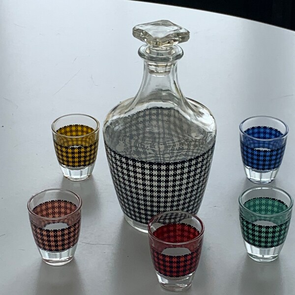 Service a liqueur composé d'une carafe et 6 petits verres a liqueur, motif pieds de poule, petits carreaux noirs et couleurs vintage 1950