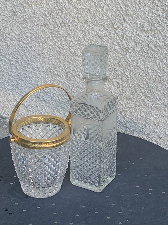 Whiskey carafe and ice bucket chiseled in transparent glass and gold-colored metal handle, vintage diamond pattern 1960/70