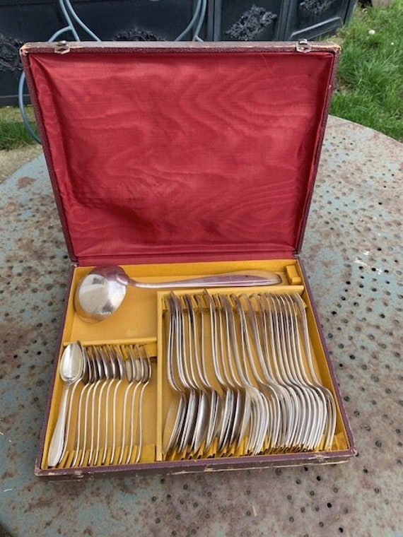 Menagere composed of 36 pieces in silver metal, goldsmith Apollo, in their original boxes, art deco net pattern,