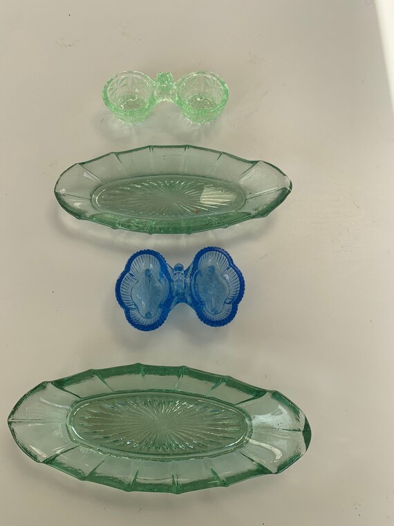 Charming lot composed of two bowls, bowls and two salt pots in green and blue art deco molded glass