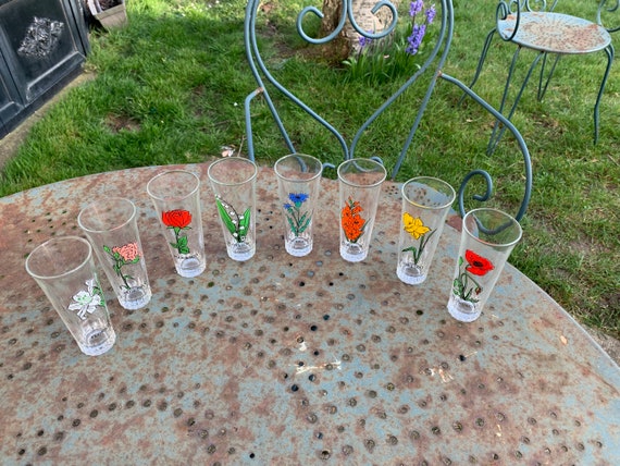 Lot composed of 8 aperitif or liqueur glasses, each glass has a pattern of different flowers in transparent glass, vintage,