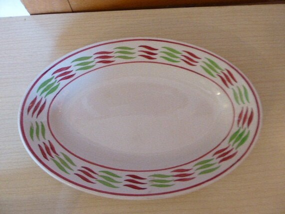 Serving dish, in earthenware red and green vintage geometric patterns, stamped KG Luneville, France