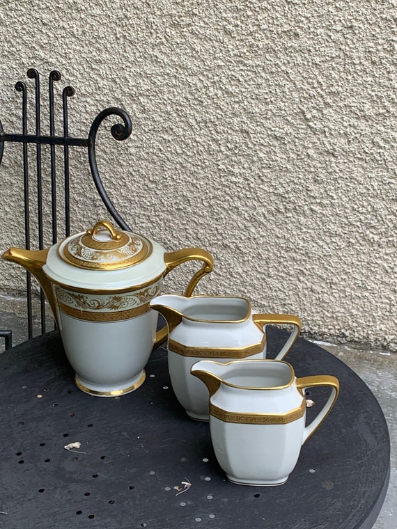 Coffee pot and two milk and water jugs in white porcelain and gold decoration, Ch.field HAVILAND and R. Leclair limoges, Old and collector