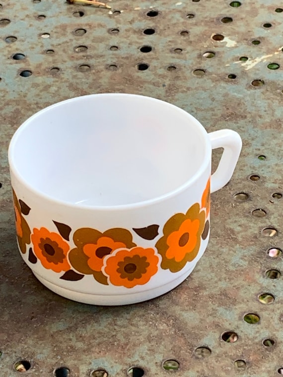 Large lunch cup in arcopal opalex, orange and brown lotus flowers, design and vintage 1970
