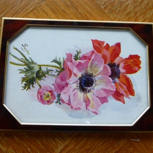 Cadre en metal vintage et verre avec une carte postale ancienne art deco, les anemones