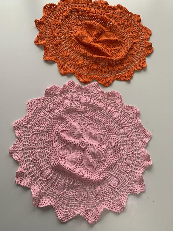 Set of two crochet doilies, artisanal, vintage 1970, round shape, pink and orange