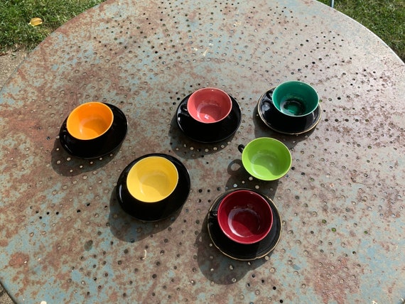 Coffee service composed of 5 cups and saucers in black earthenware and different colored interiors, vintage 1940,