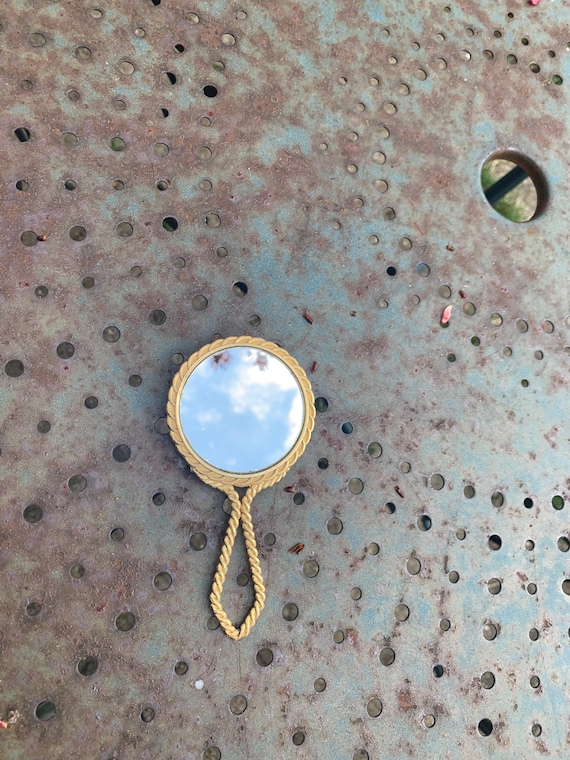 Elegant vintage 1960 bag mirror, in gilded metal, mirror face, and back enamelled with a floral pattern