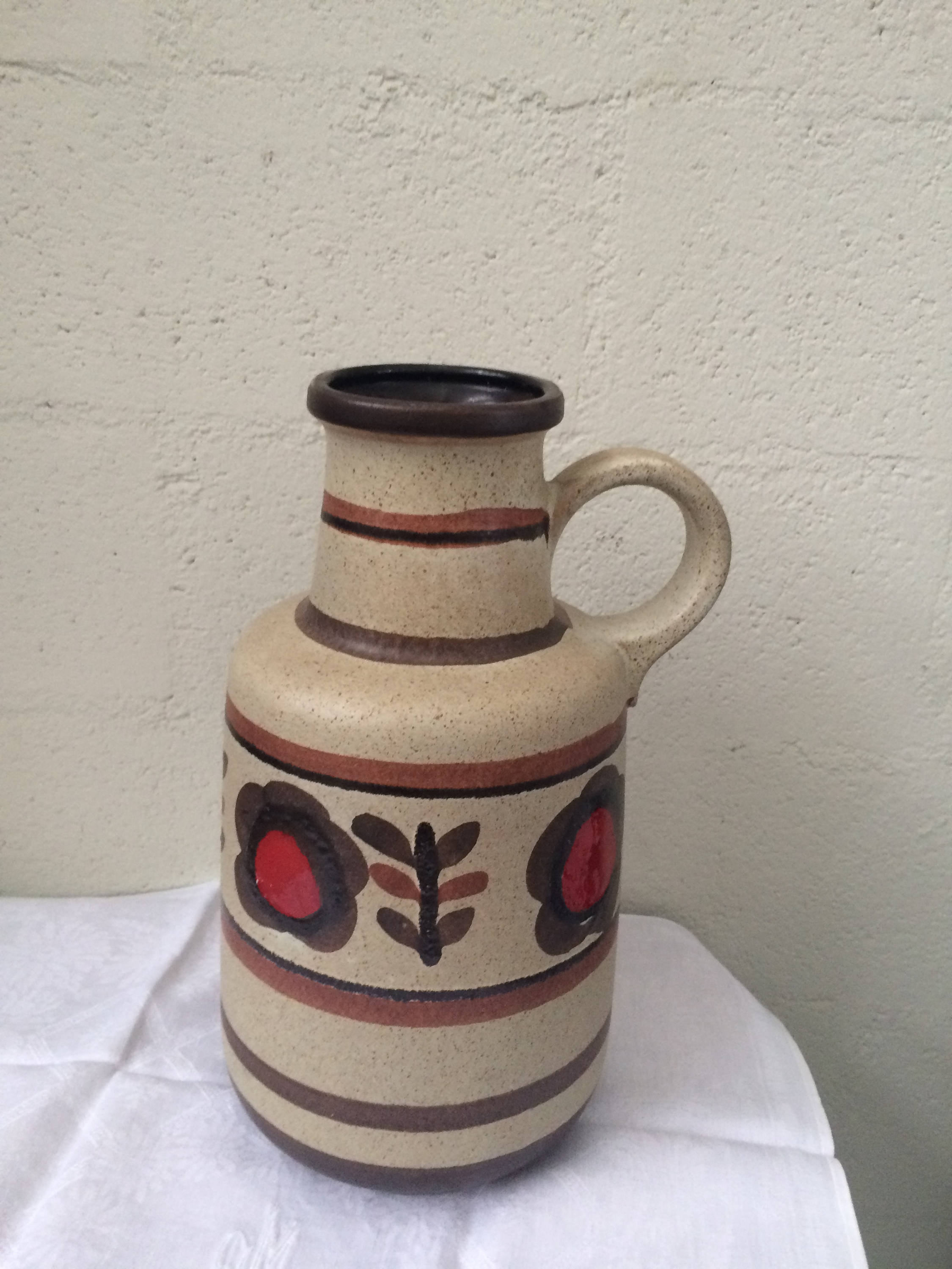 Superbe Vase en Ceramique Émaillée West Germany Vintage 1970, avec Des Grandes Fleurs Rouges Numérot