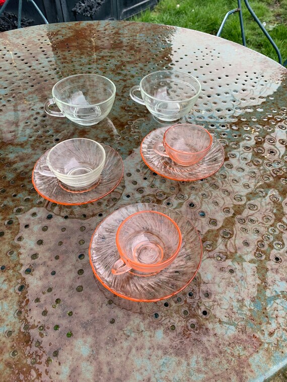 Glass cup box, 7 pieces, 2 cups, 3 saucers in pink glass, 2 large cups and one small one in transparent glass, duralex and arcoroc, vintage