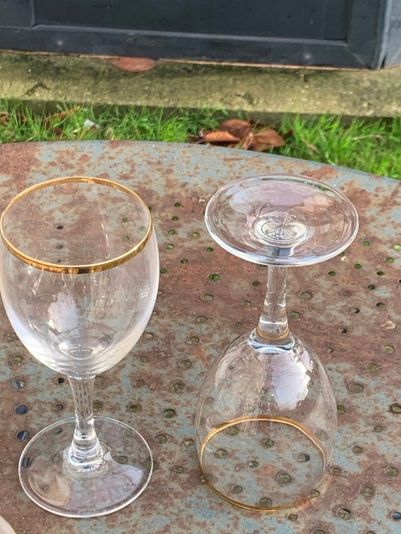 Lot consisting of 8 Arc France wine glasses, 5 large and 2 medium, transparent glass and gold edging, vintage