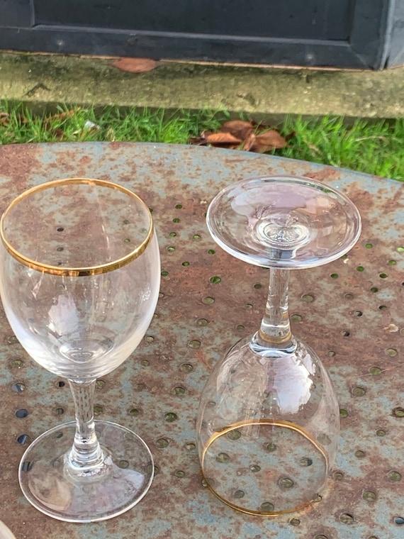 Lot consisting of 8 Arc France wine glasses, 5 large and 2 medium, transparent glass and gold edging, vintage