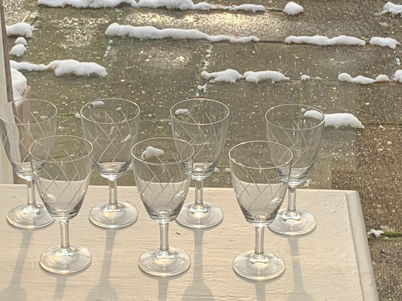 7 wine glasses in glass and crystal, carved, vintage