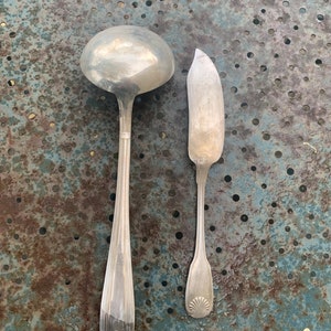 Louche et cuillère à sauce en métal argenté ciselé de style Empire