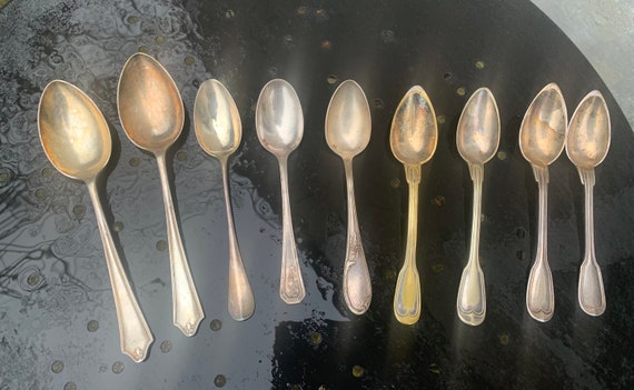 Set of 9 mismatched small spoons in silver metal, 7 small and two medium, art deco