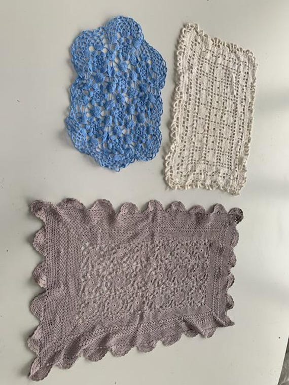 Set of three crochet doilies, artisanal, vintage 1970, rectangular shape, lavender, white and blue