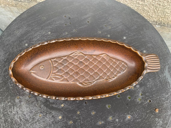 Glazed ceramic hollow dish, barbotine, with relief fish pattern friesbud melitta made in germany katen geschler, Vintage 1970