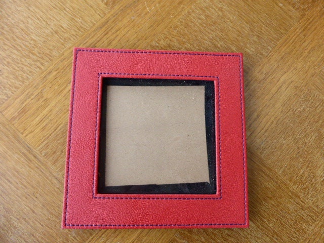 Cadre de Forme Carré en Simili Cuir Rouge Dos Veours Noir