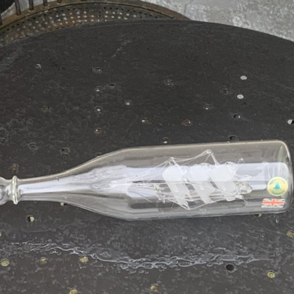 Navire, voilier 3 mats, vieux gréement dans une bouteille en verre souffle, mayflower glass, sculpture made in britain,