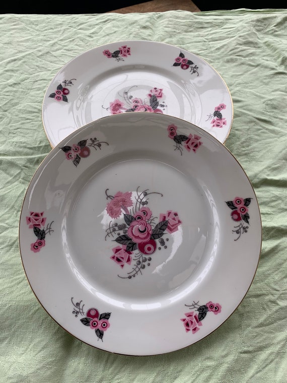 Lot of 4 flat plates, in art deco porcelain, pink and gray floral pattern, collector