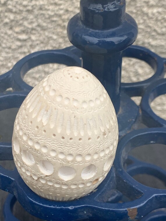 Collection egg in white alabaster, decorated and chiseled, vintage 1970