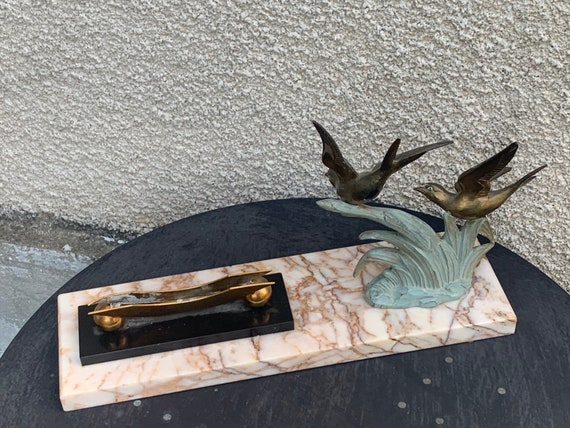 Photo holder in pink marble and spelter birds, gold and green patina, art deco gold brass table top