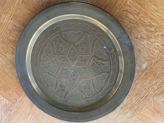 Oriental round tray in chiseled golden brass, vintage