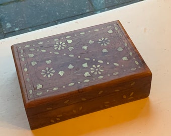 Chiseled wooden box, carved with patterns inlaid in gilded brass, foliage motifs, oriental and vintage