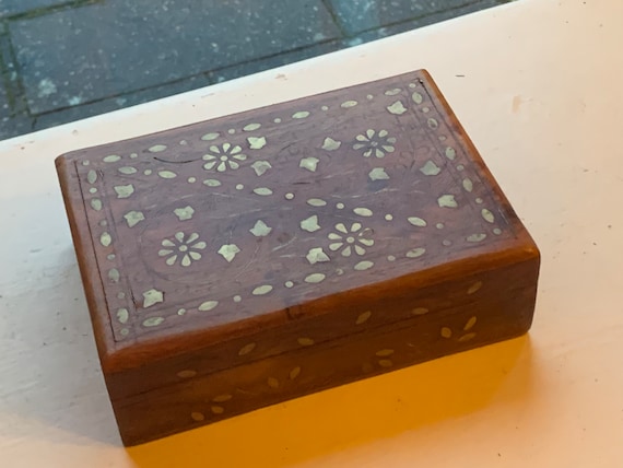 Chiseled wooden box, carved with patterns inlaid in gilded brass, foliage motifs, oriental and vintage