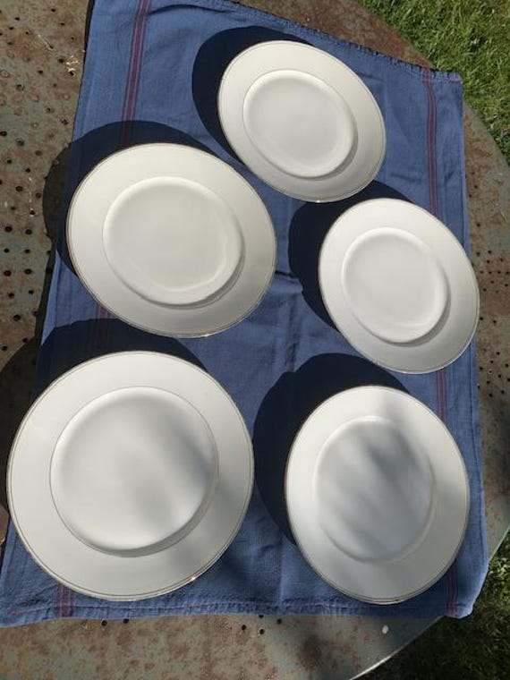 5 flat plates in Limoges porcelain stamped Limoges France, vintage gold thread pattern