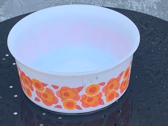 Arcopal glass salad bowl, opalex, lotus flower pattern, red and orange vintage 1970, made in France, design and collector,