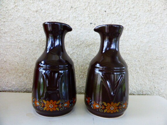 servant for vinegar and oil vintage 1970, two bottles of ceramics, colors brown and orange flowers