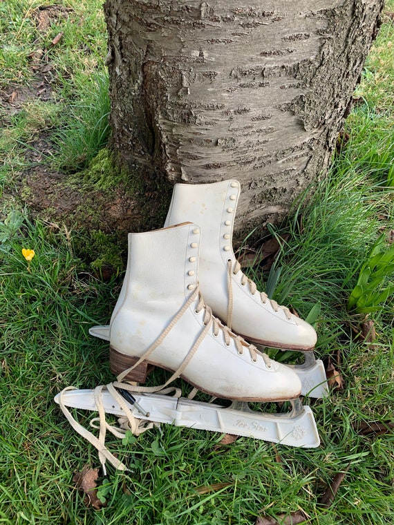 Pair of ice skates, Ice star in white leather, woman size L, vintage and collector, decoration for chalet, mountain