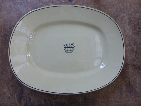 Serving dish Sarreguemines, Art Deco, yellow faience and black decor, stamped Sarreguemines France, Stamp and engraved in ceramic