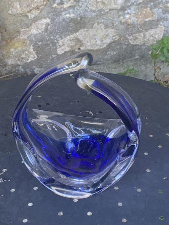 Ashtray, empty pocket in the shape of a basket, in transparent and blue blown glass with a design shape, vintage and collector