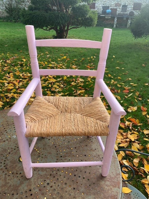 Children's armchair made of wood with a straw seat, painted pink, with original vintage paint